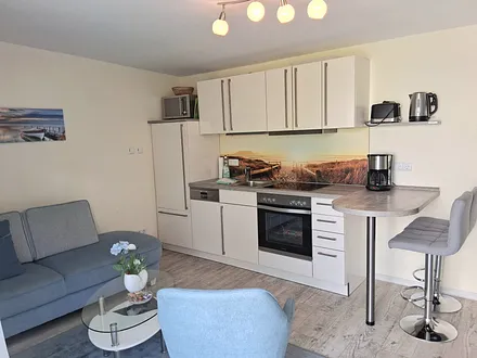 Schlafzimmer mit gemütlichem Doppelbett