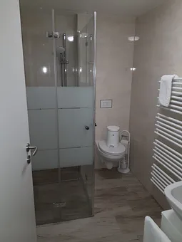 Bad mit ebenerdiger Dusche und WC