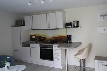 Küchenzeile mit Backofen, Herd, Geschirrspüler, Mikrowelle und Kühlschrank. Sowie Toaster, Wasserkocher und Kaffeemaschine und allem was dazu gehört