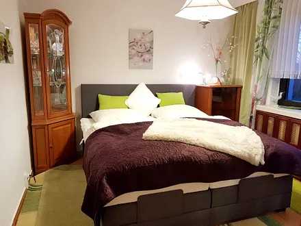 Drittes Schlafzimmer mit motorisch verstellbarem Boxspringbett im italienischen Stil im EG