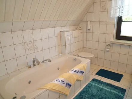 Bad im Obergeschoss mit Badewanne