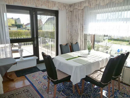 Helles Wohnzimmer mit chicem Essbereich