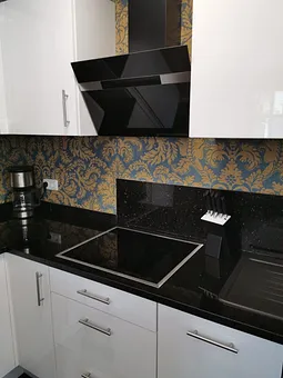 Küchenzeile mit Backofen und Spülmaschine