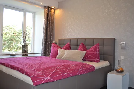 Schlafzimmer mit Doppelbett