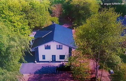 Die Ferienwohnung befinde sich in unserem Haus und hat einen separaten Eingang.