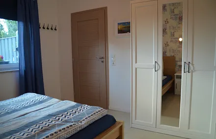 Blick auf den Kleiderschrank.