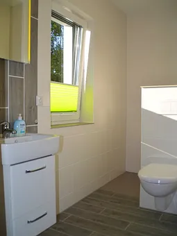 Bad mit WC und Dusche.