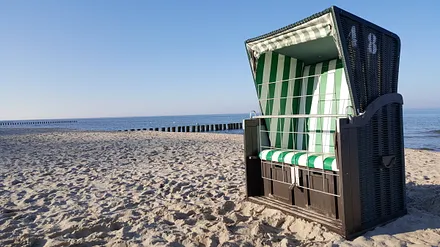 Egal ob im Strandkorb, auf dem Handtuch oder in der Strandmuschel - entspannen am Meer geht immer