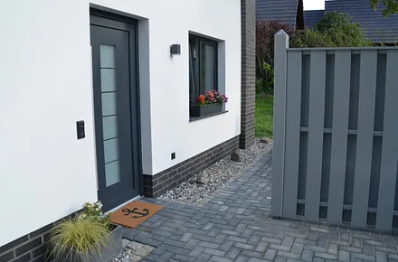 Den PKW kann man direkt vor der Terrasse (der Sichtschutzwand) parken.