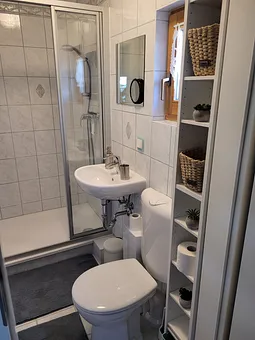 Das Badezimmer mit Fenster im EG. Ein Schminkspiegel ist in der Ausstattung mit enthalten.