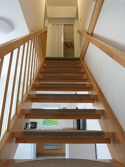 Der Weg zu den Schlafzimmern. Oben eine Abstellkammer mit Kleiderstange und Falttür.