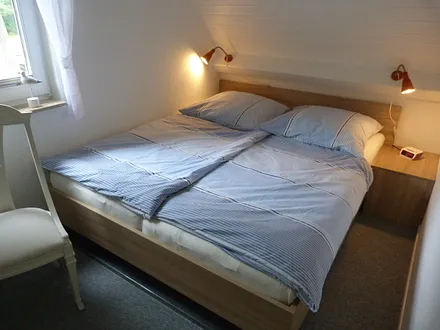 Doppelbett 2,00m x 1,60m, 2 Kommoden und 2 Stühle, Platz für ein Kinderreisebett