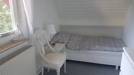 Schlafzimmer mit 2 Einzelbetten 1,90m x 0,90m, 1 Kommode, 2 Stühle