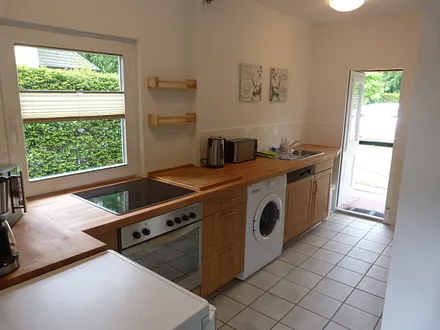 In die Küche integriert ist eine Waschmaschine.