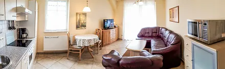  Wohnraum mit Zugang zum Balkon