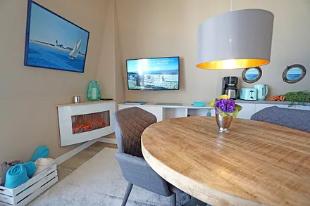 Wohnzimmer mit Elektrokamin (ohne Heizfunktion) und Smart TV