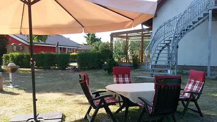 Garten mit Sitzmöglichkeit und einem Grill