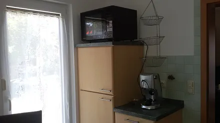 Küche mit Tür zum Garten