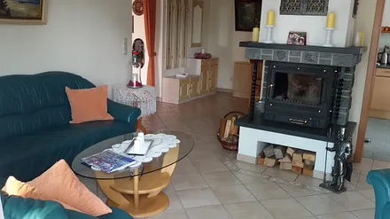 Wohnzimmer mit Kamin