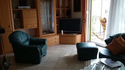 Wohnzimmer mit Durchgang zum Wintergarten