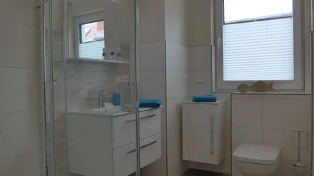 Tageslicht Bad mit bodengleicher Dusche