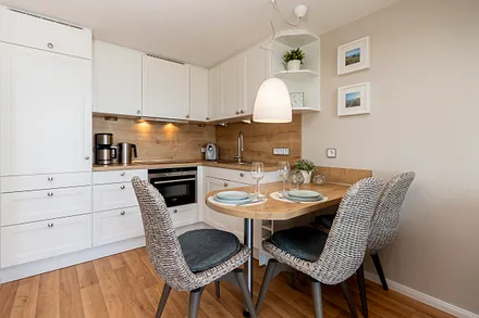 Küche mit Siemens-Markengeräten und geschmackvoll ausgewähltem Geschirr in ausreichender Anzahl.