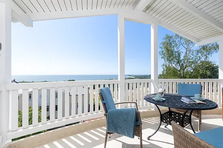 sonniger Südbalkon mit komfortablen Balkonmöbeln und original Heringsdorfer Strandkorb