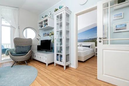 Wohn- und Schlafzimmer mit geschmackvoll aufeinander abgestimmten Möbeln.