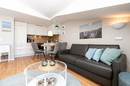 Gemütliches Ledersofa mit Schlaffunktion (140 x 200 cm, Tonnentaschenfederkernmatratze).