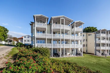 Das Haus Hagensche Wiek liegt in Hanglage in Blickrichtung Süden. Einen Steinwurf entfernt liegt der Speckbusch, einer der schönsten Aussichtspunkte auf der Insel Rügen. 