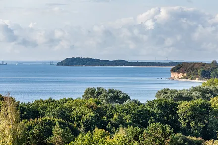 Der Blick über die malerische Küstenlinie der Halbinsel Mönchgut von unserem Balkon im 2. Obergeschoss wird Sie begeistern!