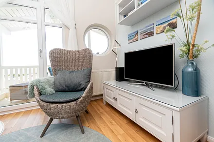 Ein Buch aus unserer kleinen Bibliothek lässt sich in unserem gemütlichen Sessel verschlingen.