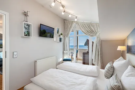 Leder-Doppelbett mit antiallergenen Überzügen auf Matratzen und Toppern, Verdunklungsvorhänge schützen vor Licht und Wärme, zusätzliches TV-Gerät