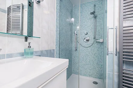 bodengleiche Echtglasdusche, Handtuchwärmer, Fön, Kosmetikspiegel und -tücher, viel Stauraum