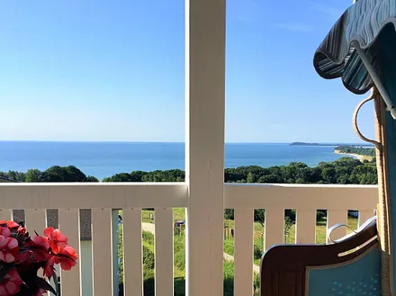 Das Highlight eines jeden Urlaubstages: Frühstück in der warmen Morgensonne mit Panoramablick  über das Meer und die gesamte Halbinsel Mönchgut!