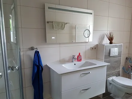 Badezimmer mit Dusche und Wc