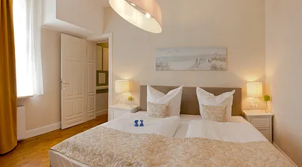 Schlafzimmer mit Doppelbett