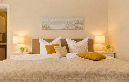 Schlafzimmer mit Doppelbett