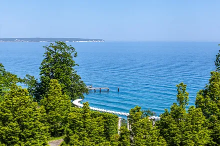 Panoramameerblick auf die Göhrener Seebrücke, über die Prorer Wiek, Sassnitz und die weiß leuchtenden Kreidefelsen.