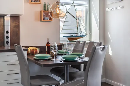 Die Küche wurde mit hochwertigen Arbeitsgeräten und Geschirr ausgestattet. Hier bleiben keine Wünsche offen.