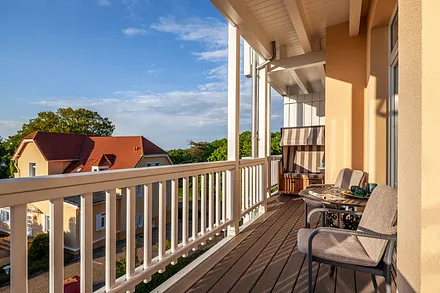Hoch über den Dächern Göhrens im Strandkorb den Tag entspannt ausklingen lassen und dem Meeresrauschen lauschen.
