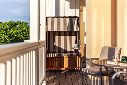 Ein original Heringsdorfer Strandkorb schützt vor Wind und kühlen Temperaturen.