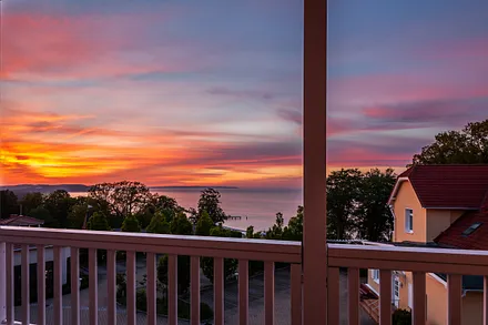 Verfolgen Sie in den Sommermonaten einen traumhaften Sonnenuntergang über der Granitz von unserem Strandkorb aus.