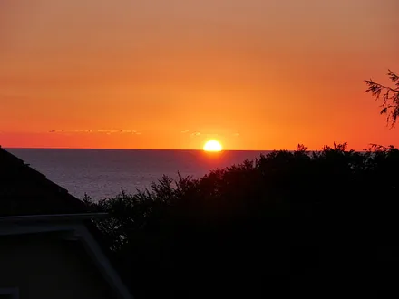 Herrlicher Sonnenaufgang über dem Meer von unserem Balkon.