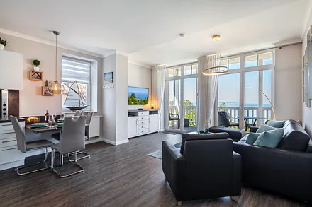 Die große, raumhohe Fensterfront im Wohn- und Schlafzimmer bietet einen besonders malerischen Ausblick.