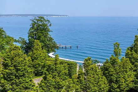 Den Schiffsverkehr an der Seebrücke und in der Prorer Wiek beobachten.