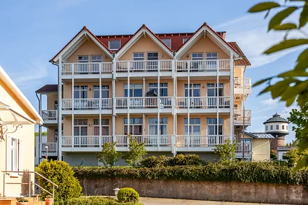 Die Villa Bergfrieden von der Seeseite gesehen. Die Ferienwohnung liegt im 1. OG rechts. Der Balkon erstreckt sich über die drei bodentiefen Fenster (Strandkorb - offene Balkontüre)