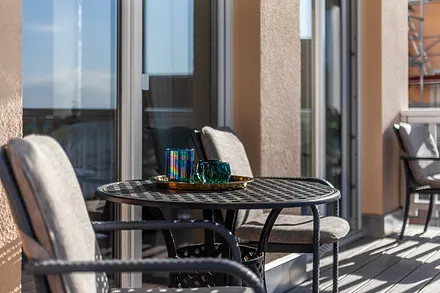 Bequeme Kettler-Sitzmöbel auf dem 12 qm großen Balkon.