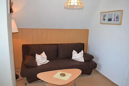 Couch im Wohnzimmer mit Leselampe