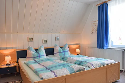 großes Doppelbett im Schlafzimmer 